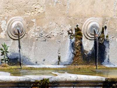 Oggi dalla fontana fuoriesce acqua filtrata e potabile mentre prima si trattava di acqua sorgiva 